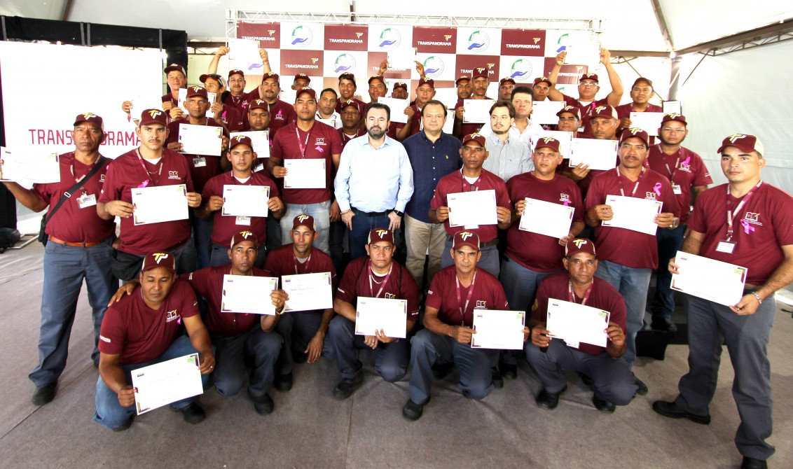 Motoristas-venezuelanos-com-os-diretores-da-Transpananorama-em-formatura-feita-recentemente-1132x670